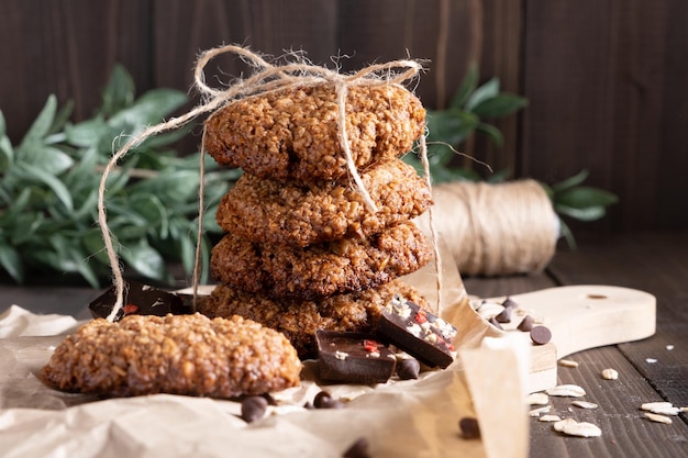 Biscotti di farina d'avena fatti in casa con cioccolato e noci