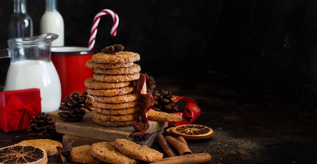 Biscotti di farina d'avena fatti in casa con spezie e pigne