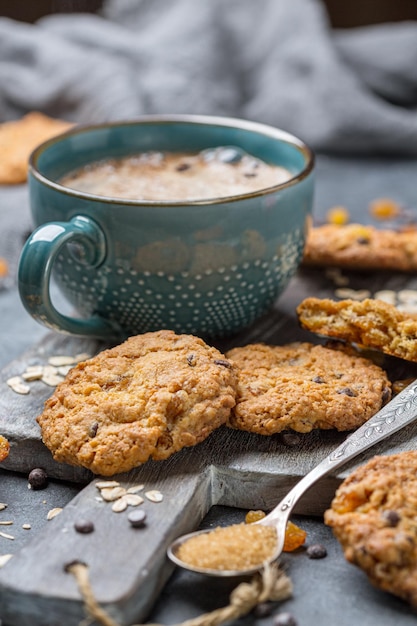 Biscotti di farina d'avena fatti in casa con uvetta e cioccolato