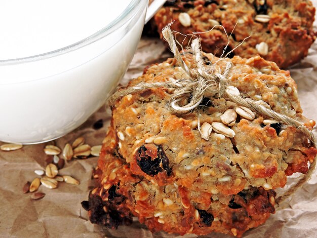 Biscotti di farina d'avena fatti in casa con uvetta e semi di sesamo e semi di lino. Biscotti fitness.