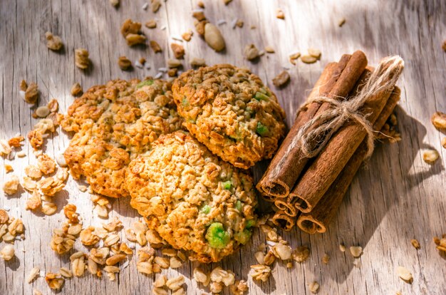 Biscotti di farina d'avena fatti in casa e bastoncini di cannella