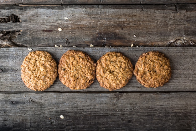 Biscotti di farina d&#39;avena fatti in casa Latte e biscotti Biscotti di Natale. Cibo salutare. Colazione co