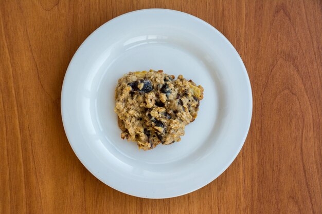 Biscotti di farina d'avena fatti in casa sul piatto sul tavolo di legno.