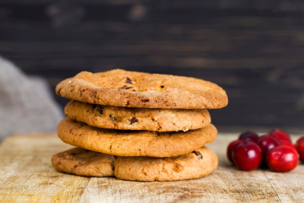 Biscotti di farina d'avena fresca a base di farina e fiocchi con l'aggiunta di mirtilli rossi secchi