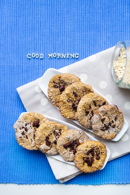 Biscotti di farina d'avena in piatti bianchi