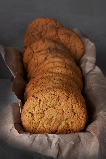 Biscotti di farina d'avena rotondi in primo piano di carta artigianale