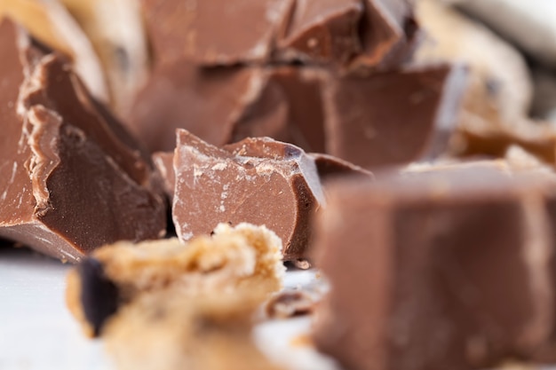 Biscotti di farina d'avena rotti e grossi pezzi di cioccolato dolce insieme