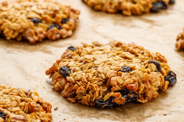 Biscotti di farina d'avena su carta pergamena