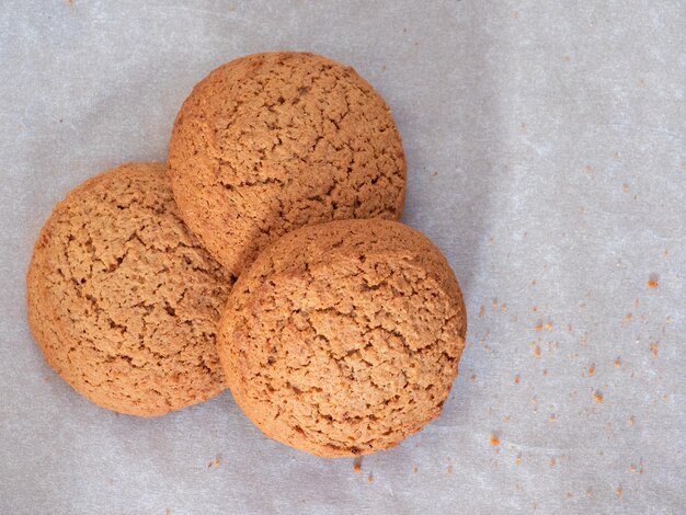 Biscotti di farina d'avena su pergamena leggera.