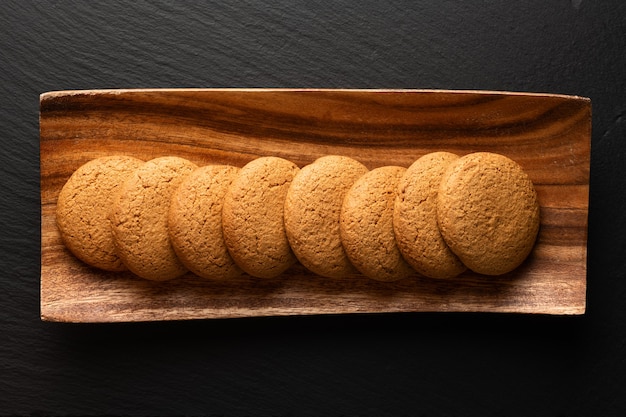 Biscotti di farina d'avena su sfondo di legno vista dall'alto