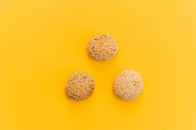 Biscotti di farina d'avena su sfondo giallo