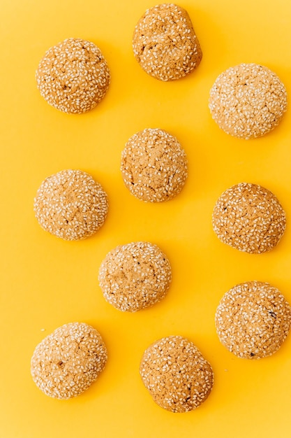 Biscotti di farina d'avena su sfondo giallo