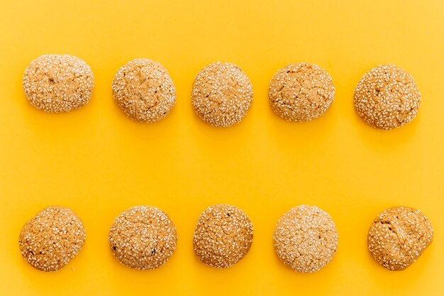 Biscotti di farina d'avena su sfondo giallo