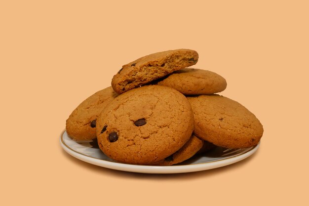Biscotti di farina d'avena su un piatto bianco Alimenti dietetici su sfondo beige