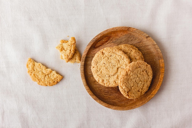 Biscotti di farina d'avena su un piatto di legno