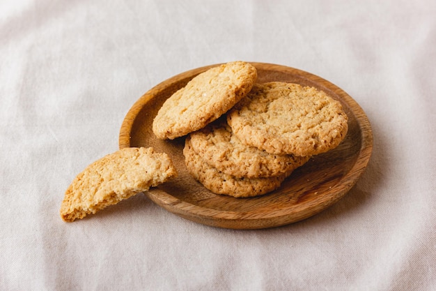 Biscotti di farina d'avena su un piatto di legno