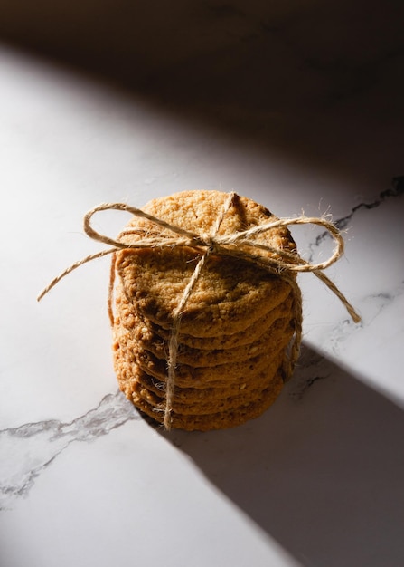 Biscotti di farina d'avena su un tavolo di marmo