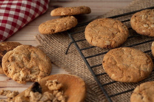 Biscotti di farina d'avena su una gratella