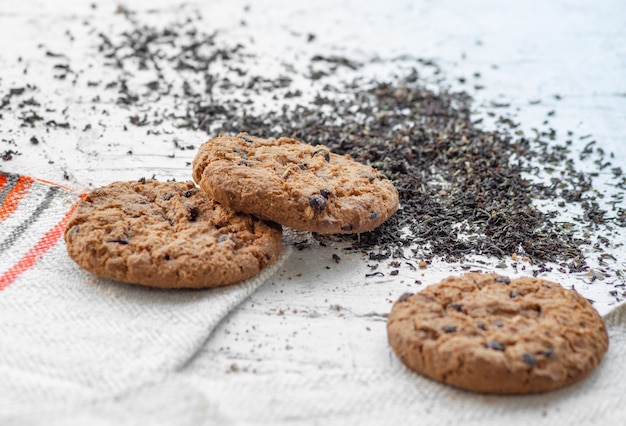 Biscotti di farina d'avena su uno sfondo neutro. Cibo utile e delizioso