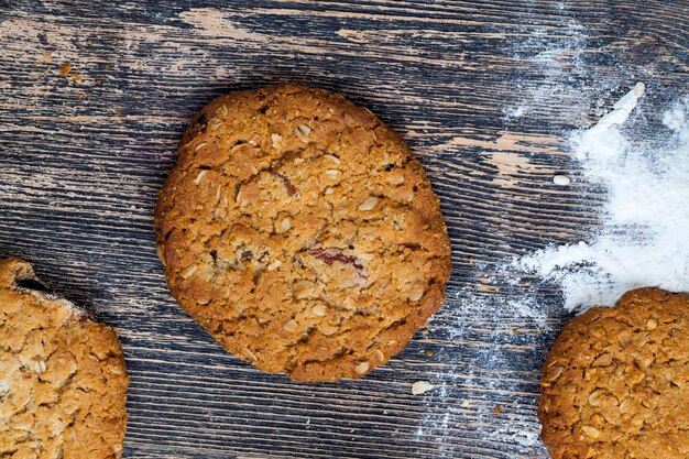 Biscotti di farina di frumento con il primo piano delle arachidi