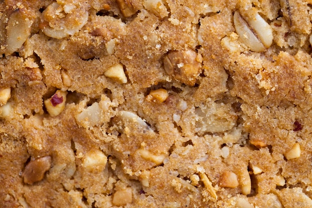 Biscotti di farina di frumento con il primo piano delle arachidi