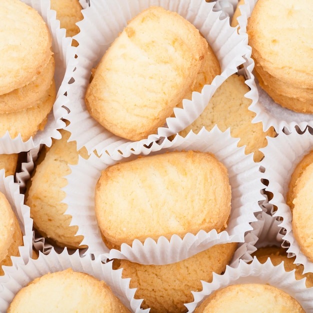 Biscotti di frolla al burro dolce in carta bianca