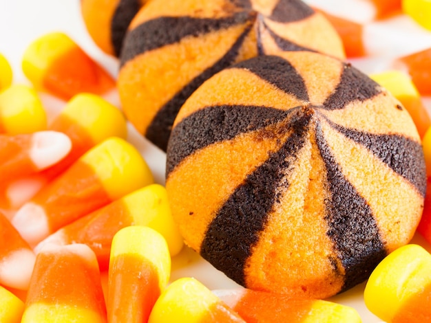 Biscotti di goccia della stella di Halloween su fondo bianco.