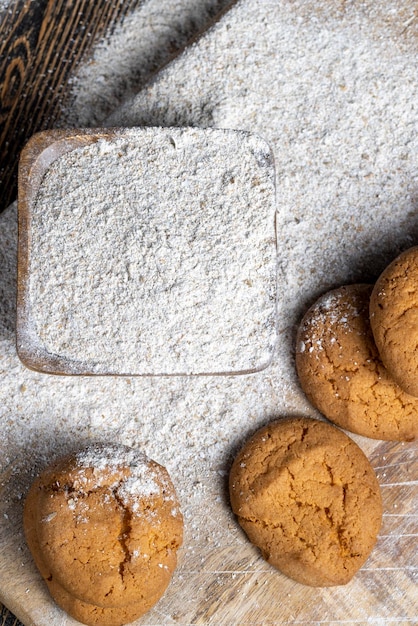 Biscotti di grano fresco fatti di farina di grano bianco sul tavolo diversi biscotti leggeri rotondi dopo la cottura