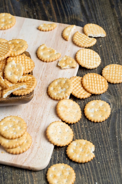 Biscotti di grano tondo con sale sul tavolo