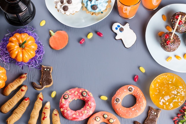 Biscotti di Halloween e altri dolci sul tavolo