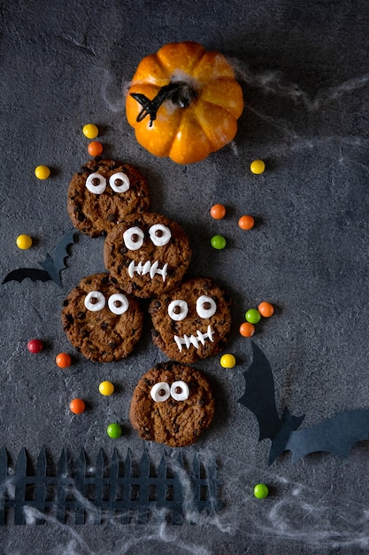 Biscotti di Halloween. Mostri divertenti fatti di biscotti con cioccolato sul tavolo. Decorazione festa di Halloween. Dolcetto o scherzetto concetto.