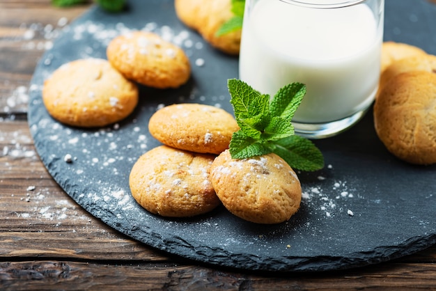 Biscotti di Homemeade con latte sulla tavola di legno