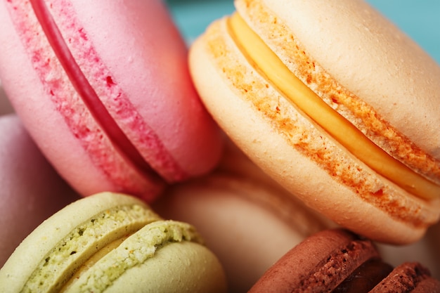Biscotti di Macaron con il primo piano di riempimento di colore differente, macro.