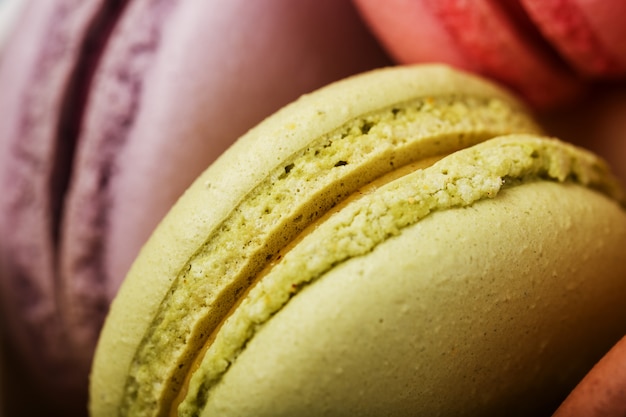 Biscotti di Macaron con il primo piano di riempimento di colore differente, macro.