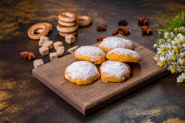 Biscotti di mais fatti in casa su tavola di cemento pasticceria vegetariana vegana fatta in casa sana