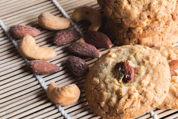 Biscotti di mandorle e anacardi sulla piastra bianca