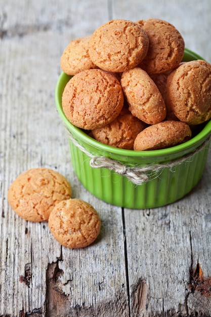 Biscotti di mandorle meringa in ciotola