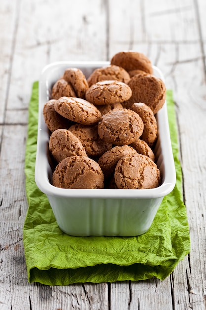 Biscotti di mandorle meringa in ciotola