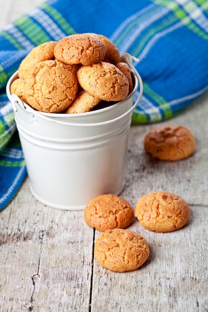 Biscotti di mandorle meringa in secchio