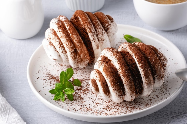 Biscotti di meringa con cioccolato e tazza di caffè