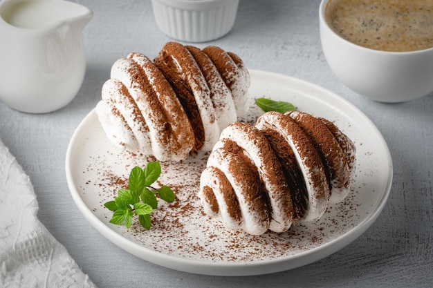 Biscotti di meringa con cioccolato e tazza di caffè