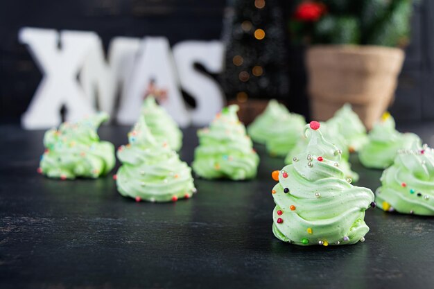 Biscotti di meringa con decorazioni natalizie. dolce francese. albero di natale di meringa