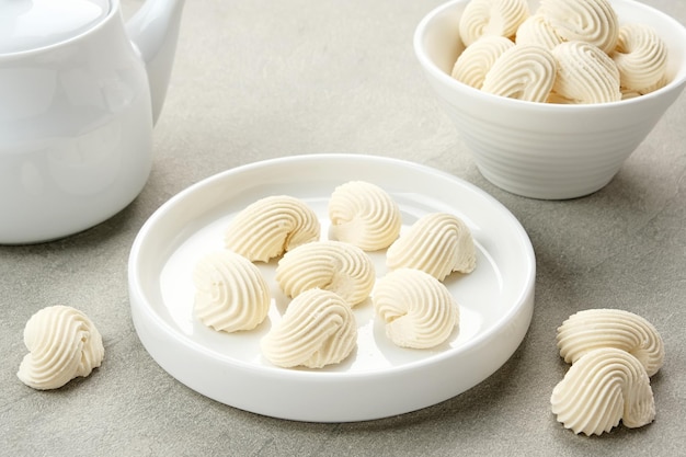 Biscotti di meringa in una ciotola bianca a base di farina montata con zucchero e uova