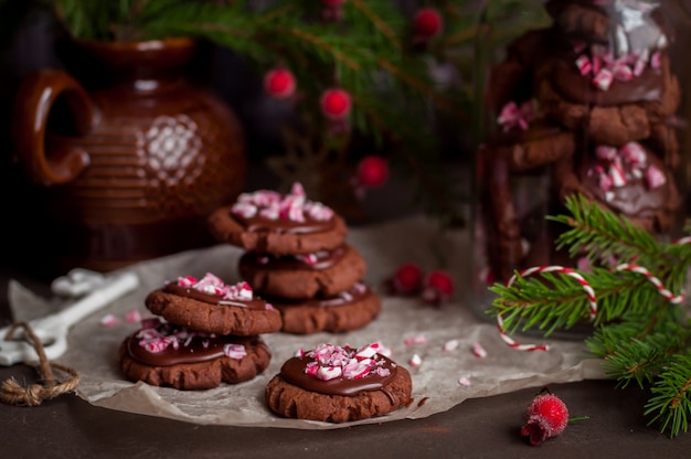 Biscotti di Natale al cioccolato con zucchero filato schiacciato