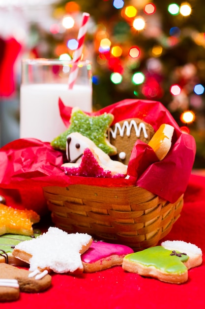 Biscotti di Natale assortiti su sfondo rosso.