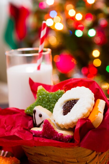 Biscotti di Natale assortiti su sfondo rosso.