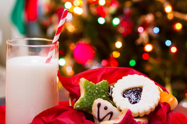 Biscotti di Natale assortiti su sfondo rosso.