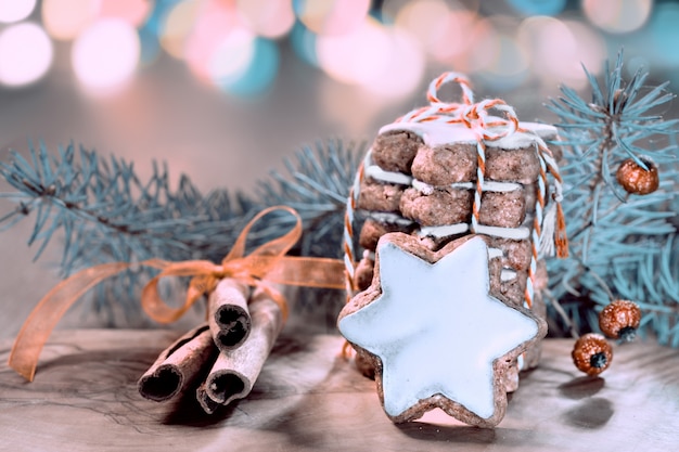 Biscotti di Natale, bastoncini di cannella e luci festive