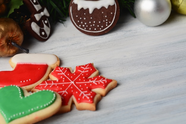 Biscotti di Natale colorati con decorazione festiva