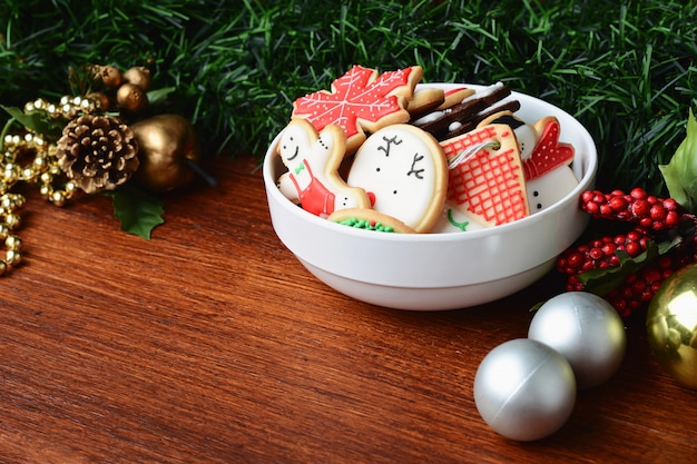 Biscotti di Natale colorati con decorazione festiva